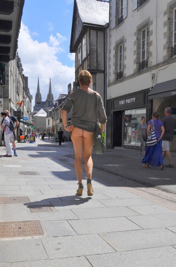 mature mini skirt no panties ass