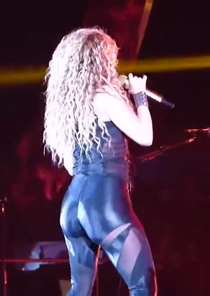 Shakira shaking her jiggly ass