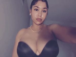 Theportiaj foolin' around in her bra