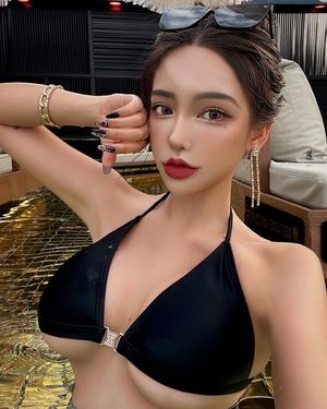 10/10 - Perfect face to skull-fuck silly.