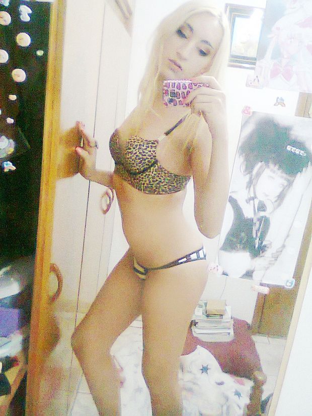 Asahi Babydoll blonde tranny selfie
