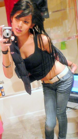 Vanessa Lima TS in jeans selfie