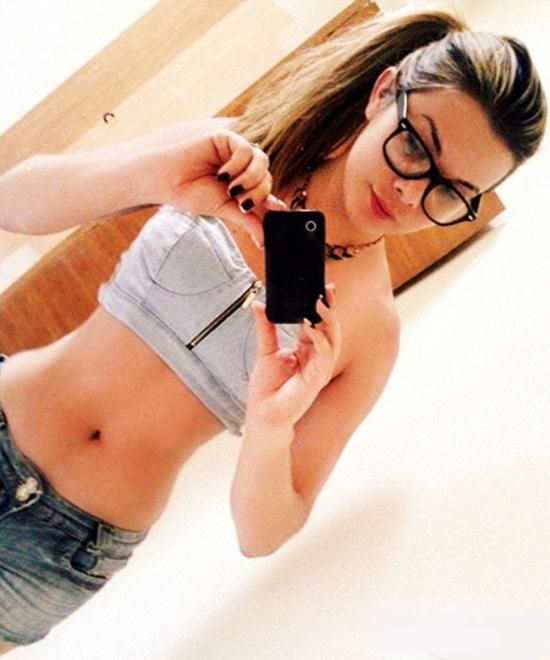 Thais Ferraz TS with glasses shows stomach selfie