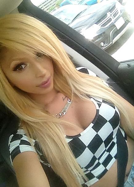 Andy Monroe blonde TS with nice cleavage selfie
