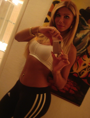 Vivian Porto blonde hot body TS in athletic gear selfie