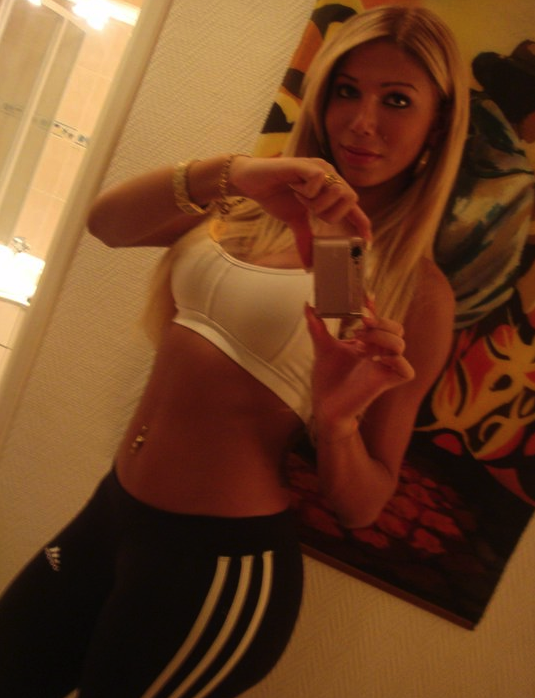 Vivian Porto blonde hot body TS in athletic gear selfie