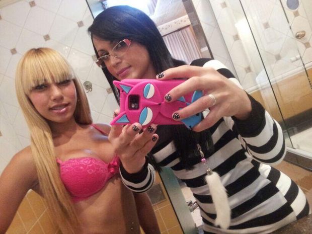 Bruna Butterfly and Sheylla Wandergirlt selfie