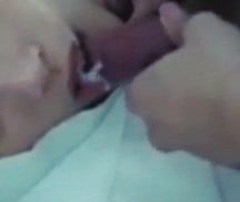 Nie mogłem się oprzeć, aby dojść jej do ust i obscpermić twarz gdy śpi.I couldn't resist reaching her mouth and obscuring her face.