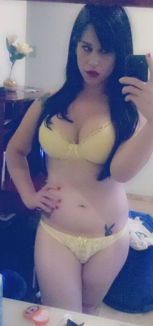 Pietra Ferraresi lingerie selfie