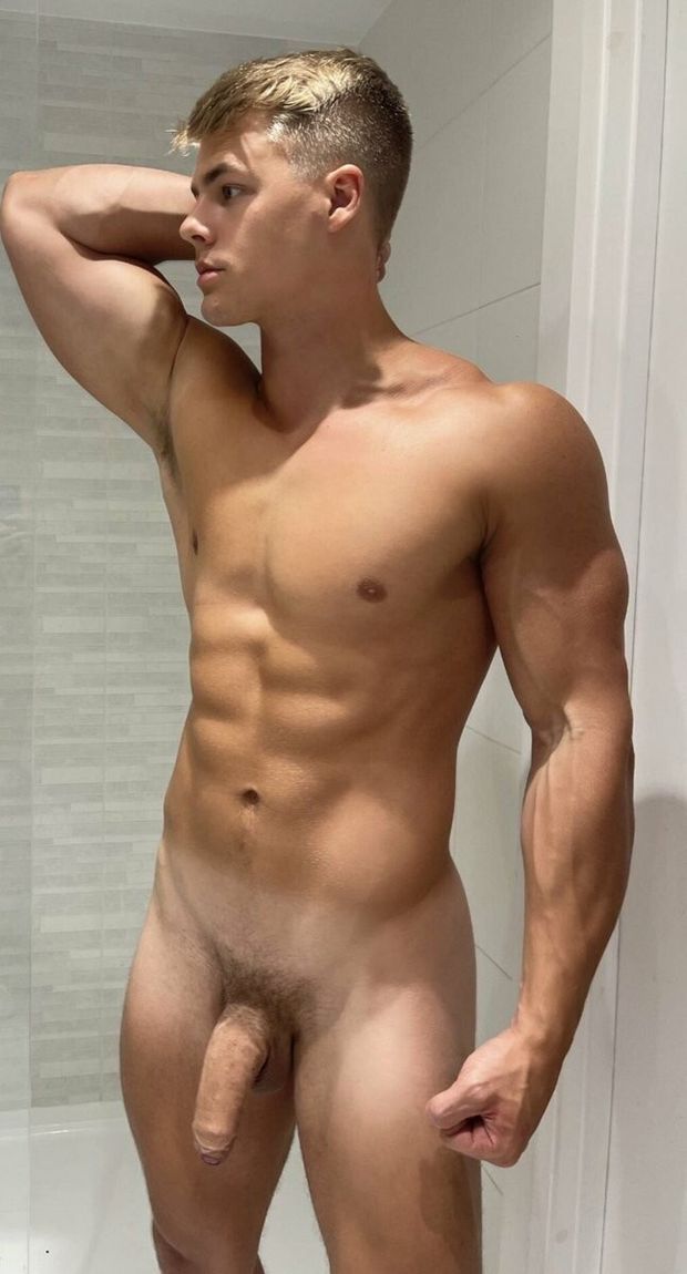 270522 Surpris dans la douche