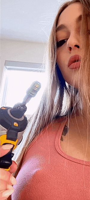 Mya necesita un taladro para abrir su puerta trasera_GIF PICS