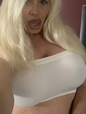 Claudette hot selfie