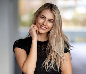 Smiling Beauty (Alica Schmidt)