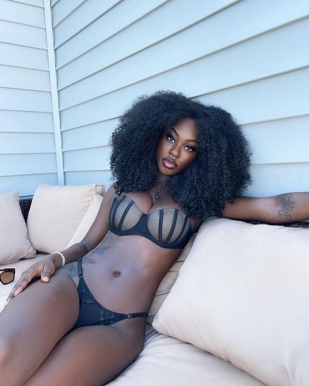 Yanju Stephens looking sexy in her bra and panties