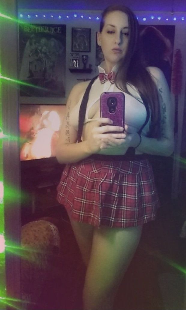 Thicc horror babe selfie