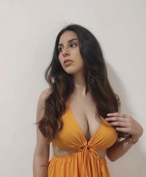 Brunette with good looking cleavage