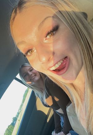 Keyra & friend in car