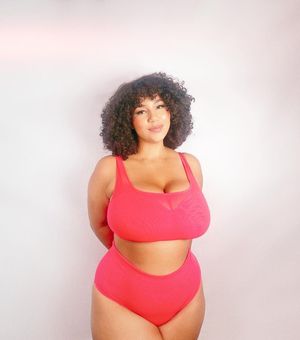 Katelyn Sade looking pretty in Pink