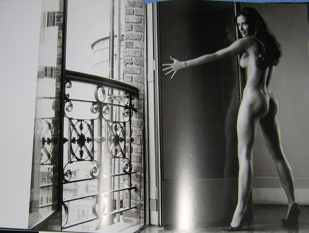 Is this a nude Demi Moore as ancensored says?