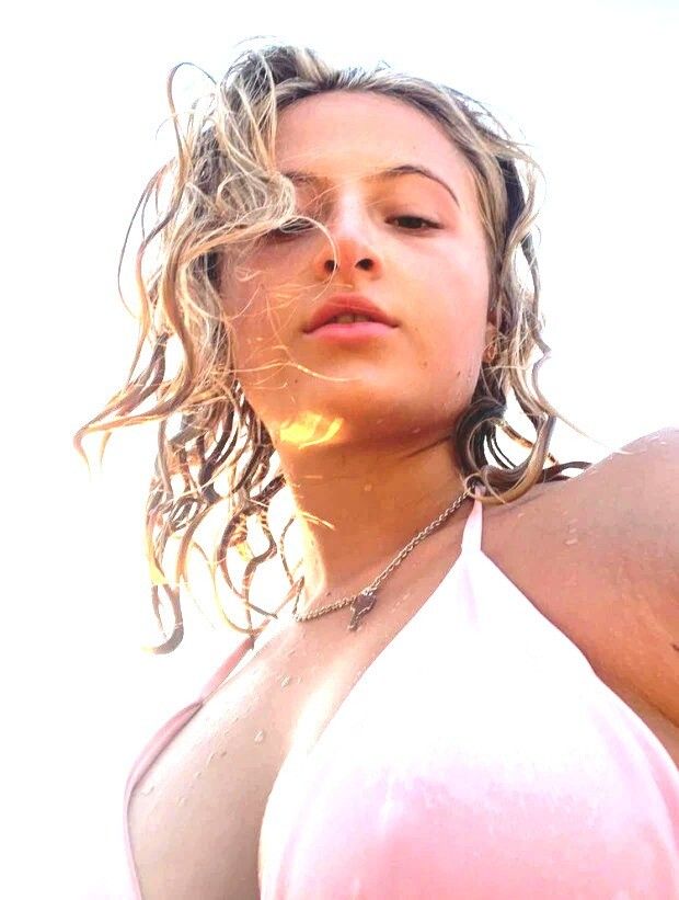 Emmerdale babe loves to pose for her fans!