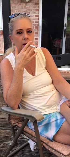 Sexy Cate smoking❤️