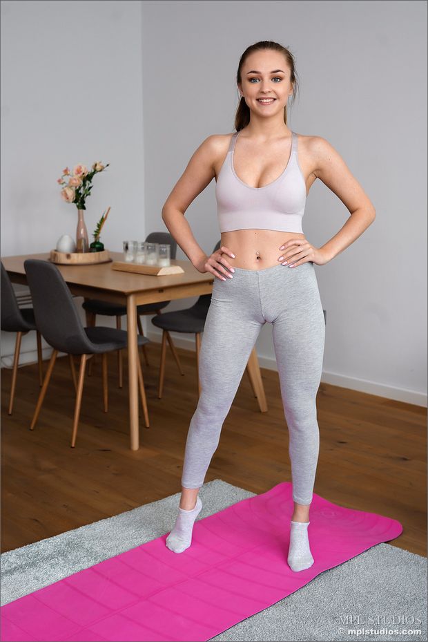Sexy cameltoe in leggings
