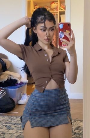 Thicc hip beauty selfie