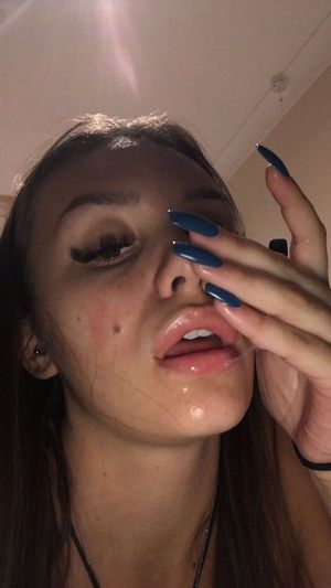 Good lips & nails. Fitting of a bimbo.