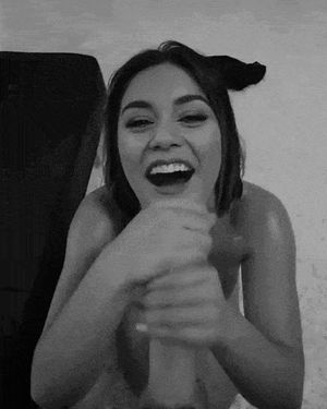 [*Fake] Lucky guy gets a handjob from VanessaHudgens.