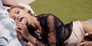 [*Fake] Scarlett gives a tip to her butler in Paris (1/2)