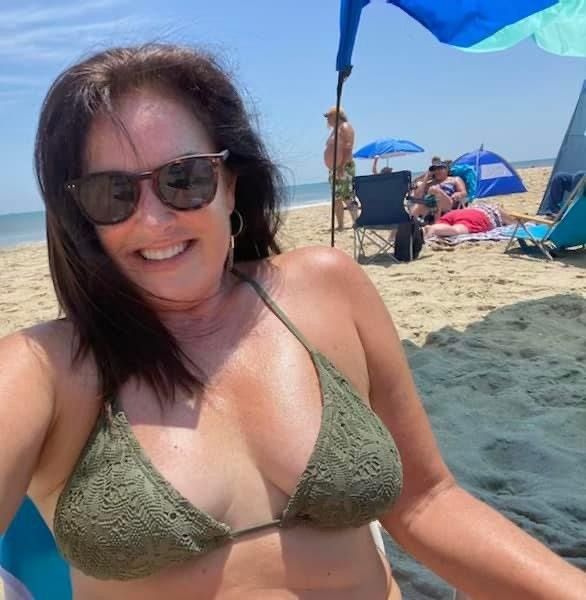 “I’m a hot milf on the beach”
