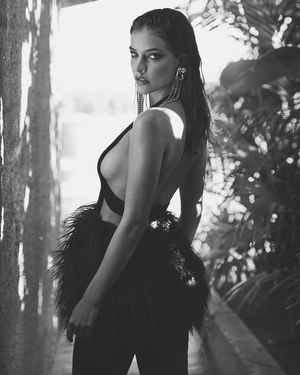 Barbara Palvin sideboob