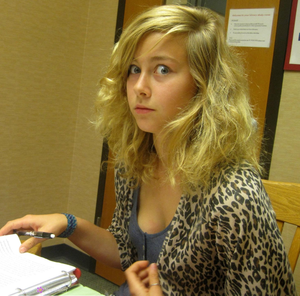 Meine neue Praktikantin wurde sofort geil als sie meinen riesigen Fickprügel sah.