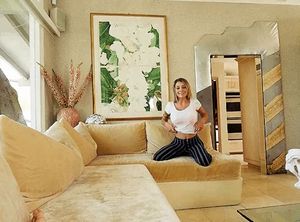 Gabbie Carter - lifting up her shirt on the couch