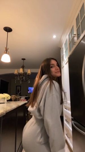 OMG look how she twerk's.. Queen of Twerk? (need name asap)