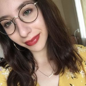 Cute nerdy red lips amateur babe with glasses