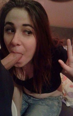 Amateur brunette teen giving head