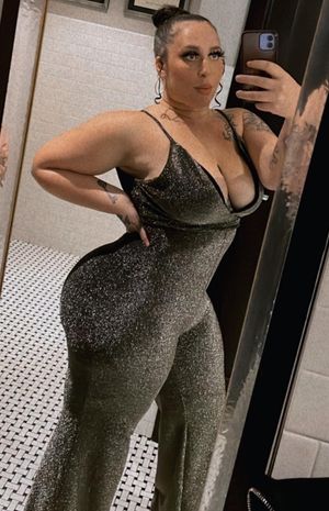 Thunda super sexy in bathroom selfie