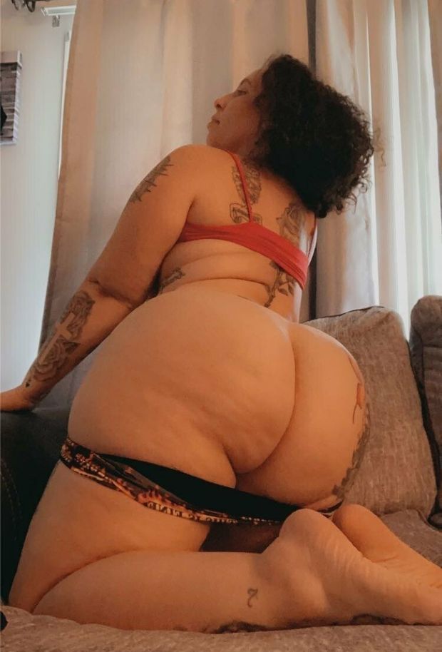 Thunda ass out on couch