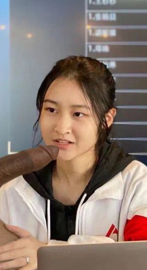 在演讲的时候看到大黑鸡巴就高潮了的贱傻逼骚母狗薛砚文