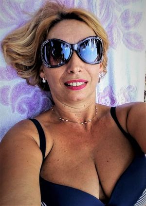 This fucking sexy old bitch has gorgeous natural tits!