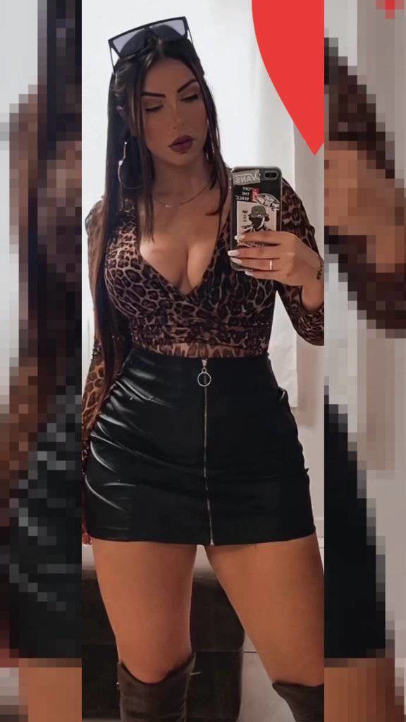 Smoking hot brunette babe