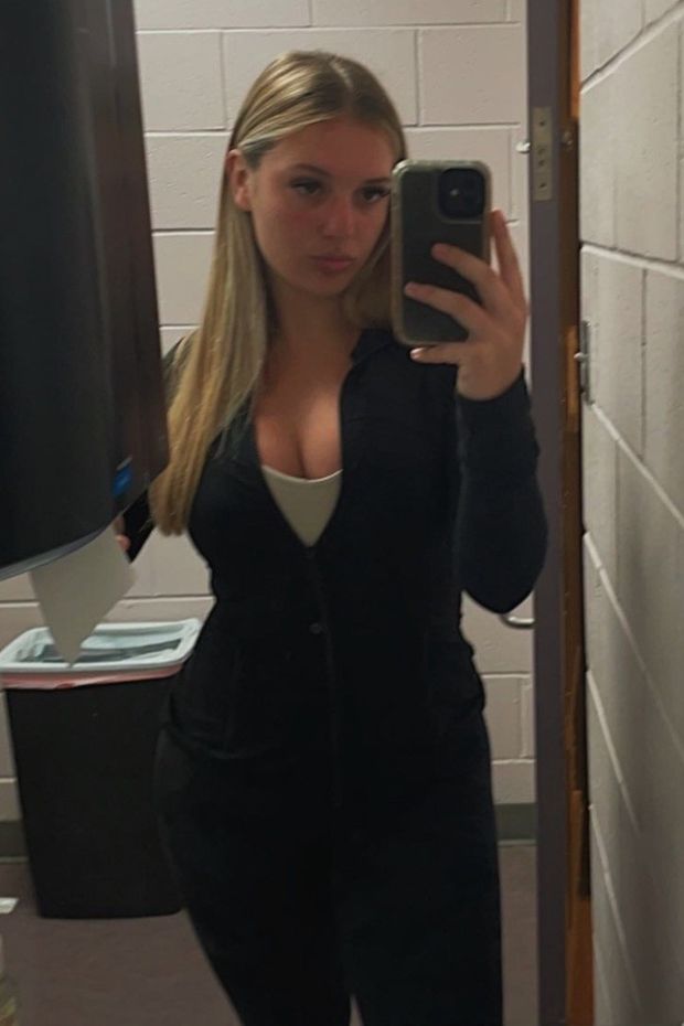 Keyra bathroom selfie