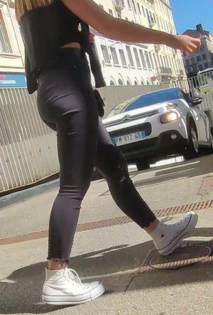 Black jeans walkin 2