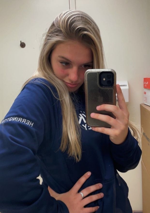 Keyra mirror selfie