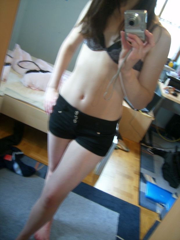 teen stomach selfie