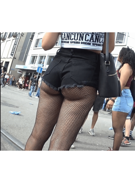 Nice public ass in short shorts