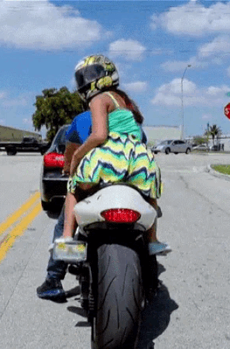 Flashing ass