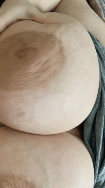 Bouncing tits and squeezing nipple