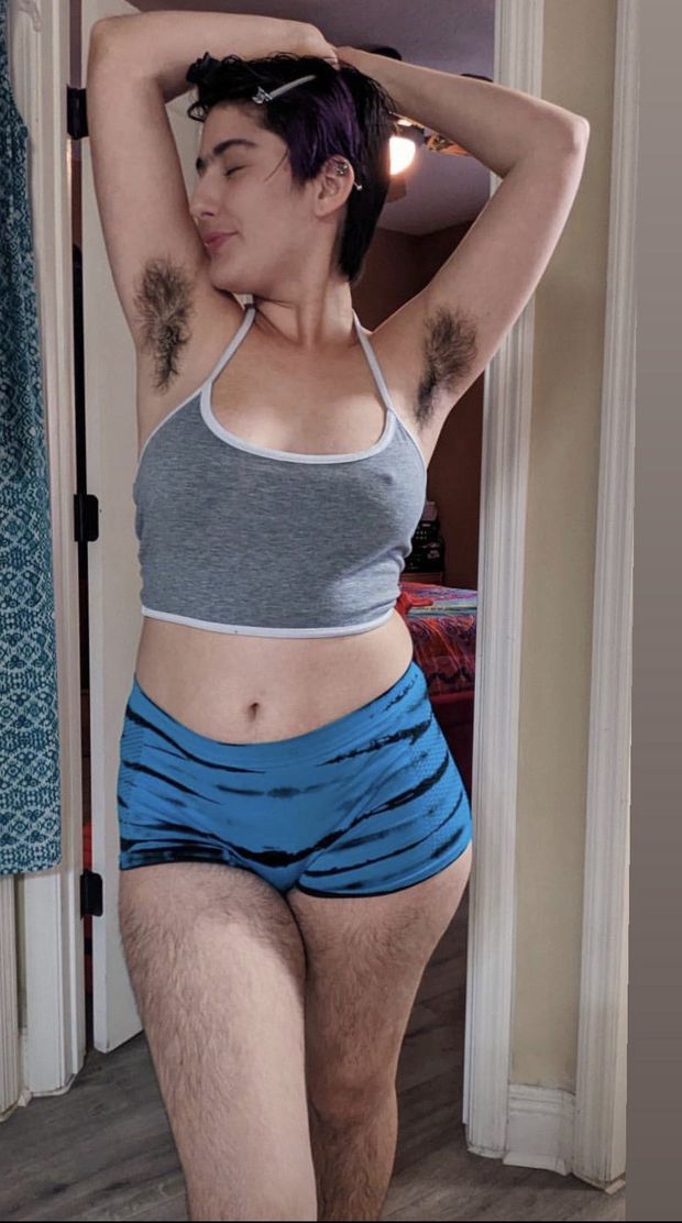 Displaying her hairy pits
